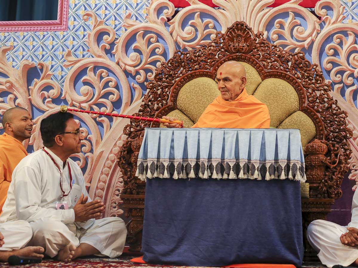 Pujya Mahant Swami Maharaj blesses karyakars, 11 Feb 2017