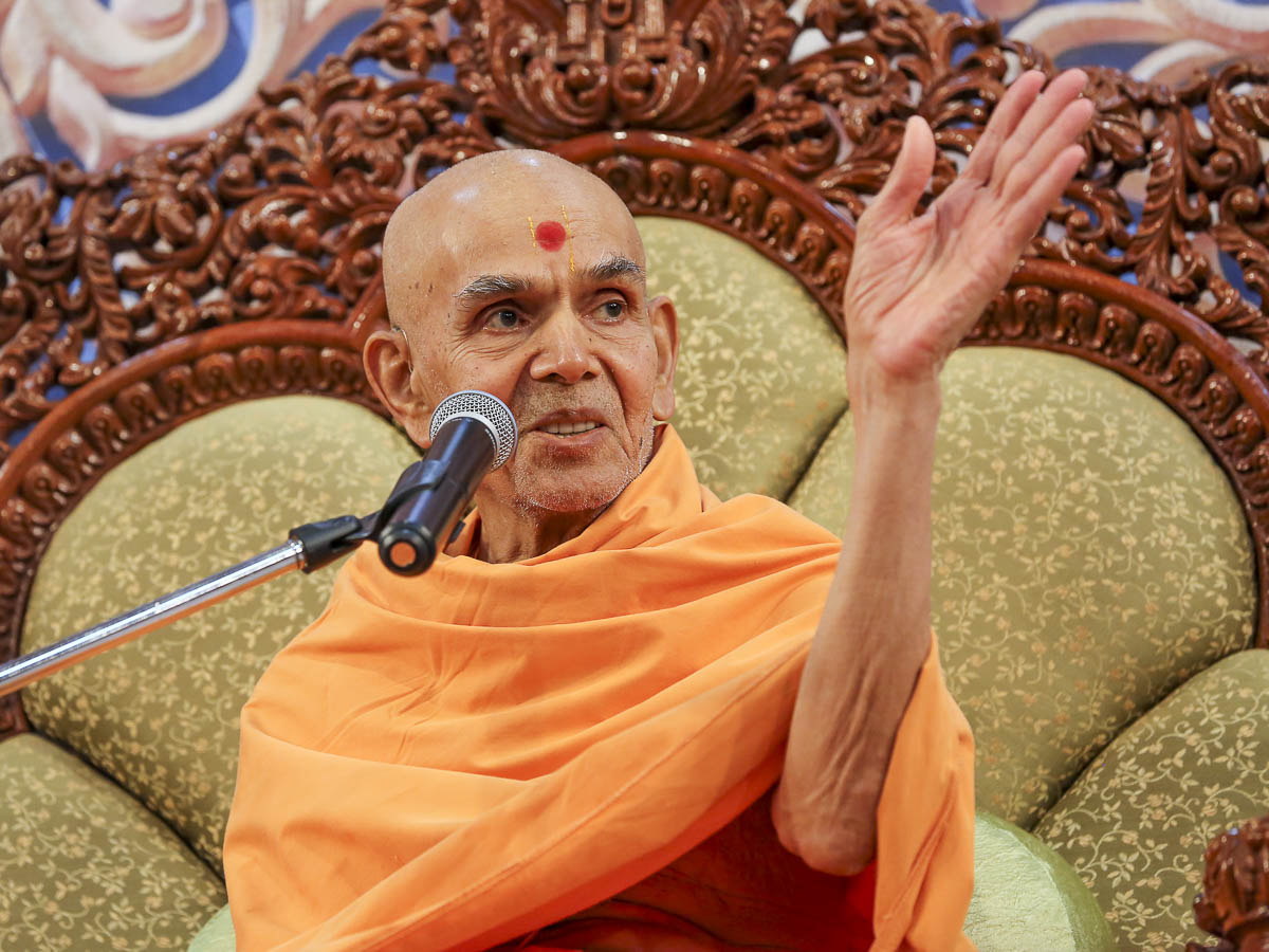 Param Pujya Mahant Swami Maharaj blesses karyakars, 11 Feb 2017