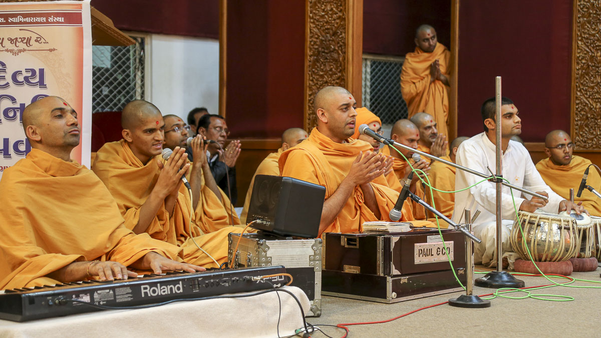 Sadhus sing kirtans in Param Pujya Mahant Swami Maharaj's morning puja, 12 Feb 2017