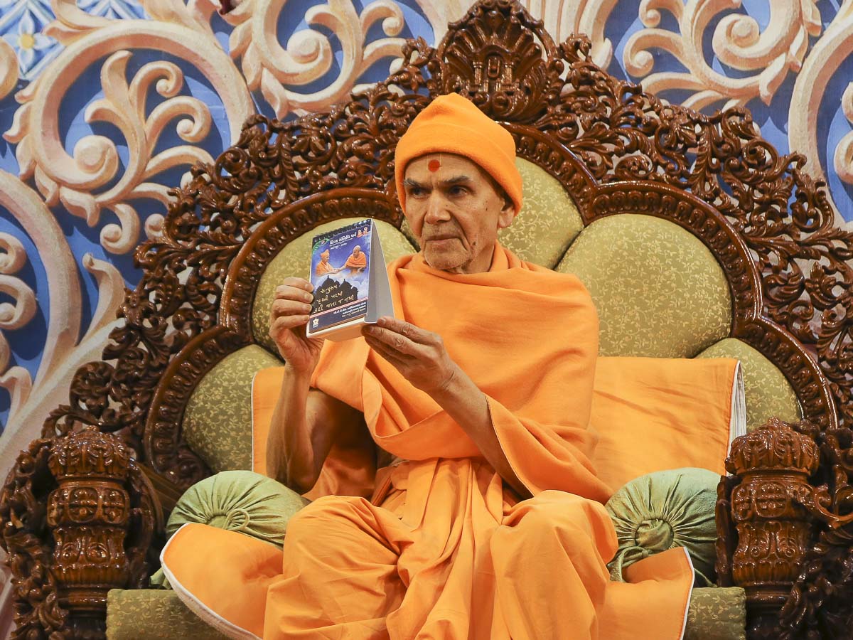 Param Pujya Mahant Swami Maharaj sanctifies a memento, 12 Feb 2017