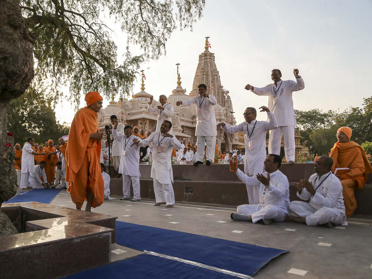 Karyakars perform before Param Pujya Mahant Swami Maharaj, 12 Feb 2017