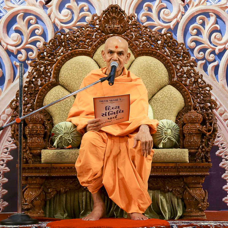 Param Pujya Mahant Swami Maharaj blesses the assembly, 12 Feb 2017