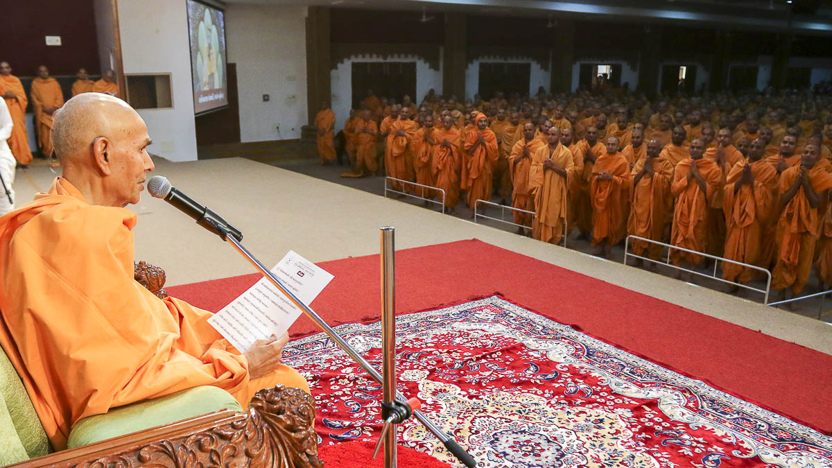 Sadhus take a pledge in the presence of Param Pujya Mahant Swami Maharaj, 12 Feb 2017