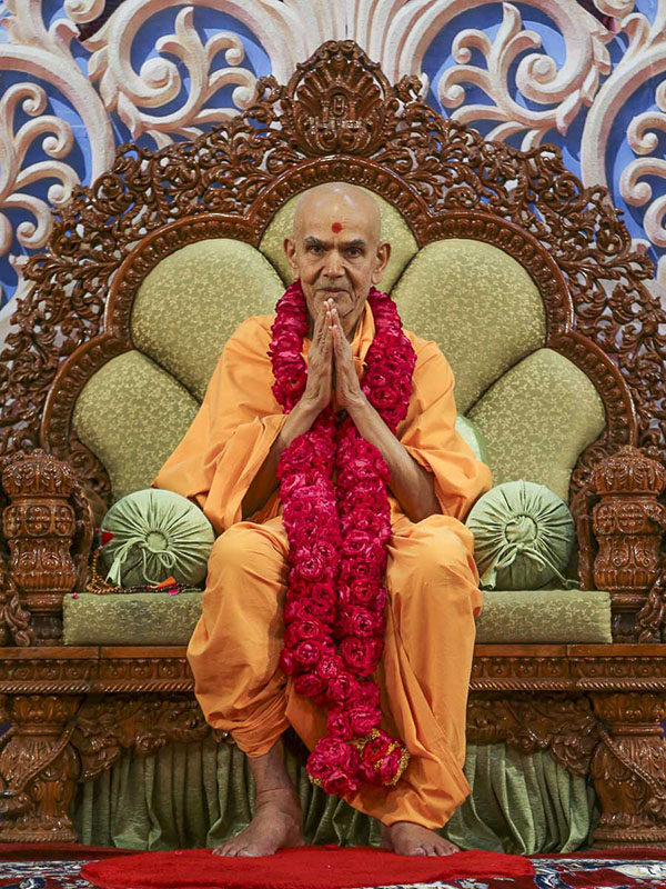 Param Pujya Mahant Swami Maharaj honored with a garland, 12 Feb 2017