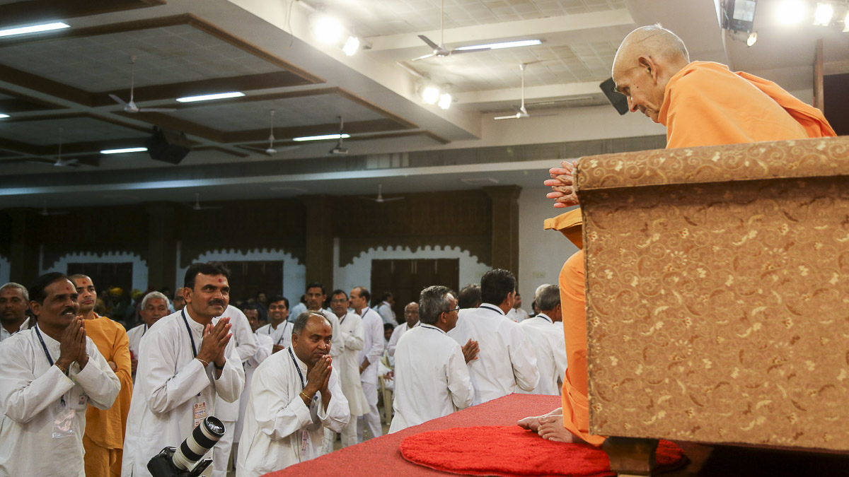 Karyakars doing darshan of Param Pujya Mahant Swami Maharaj, 12 Feb 2017