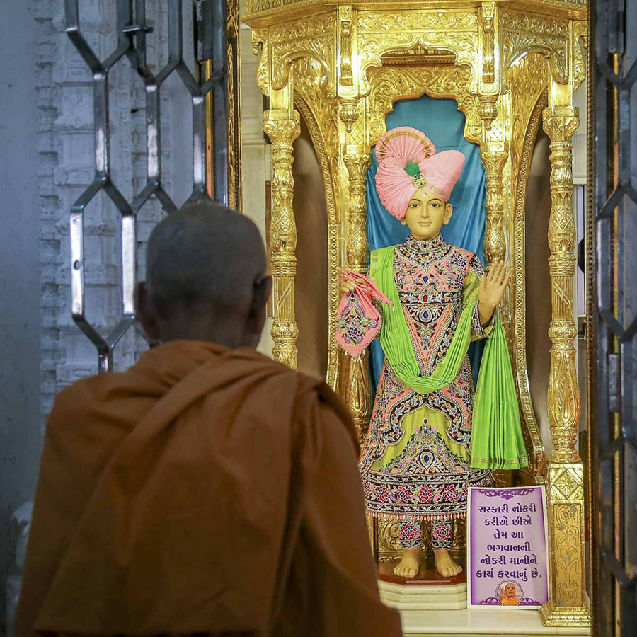 Param Pujya Mahant Swami Maharaj engrossed in darshan of Shri Ghanshyam Maharaj, 12 Feb 2017