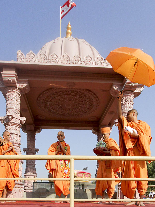 Param Pujya Mahant Swami Maharaj departs from Sarangpur, 12 Feb 2017