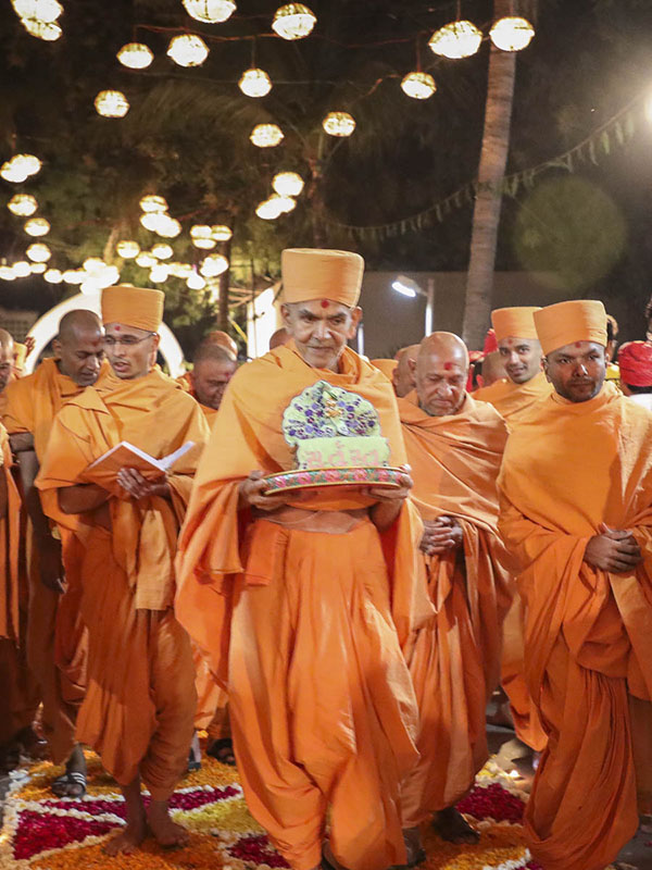 Param Pujya Mahant Swami Maharaj arrives at BAPS Shri Swaminarayan Chhatralaya, Vallabh Vidyanagar, 12 Feb 2017