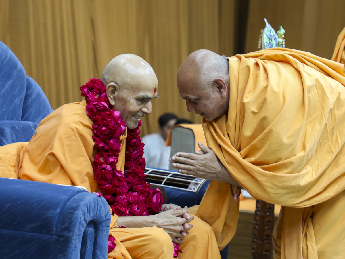 Param Pujya Mahant Swami Maharaj blesses Yagnapriya Swami, 12 Feb 2017