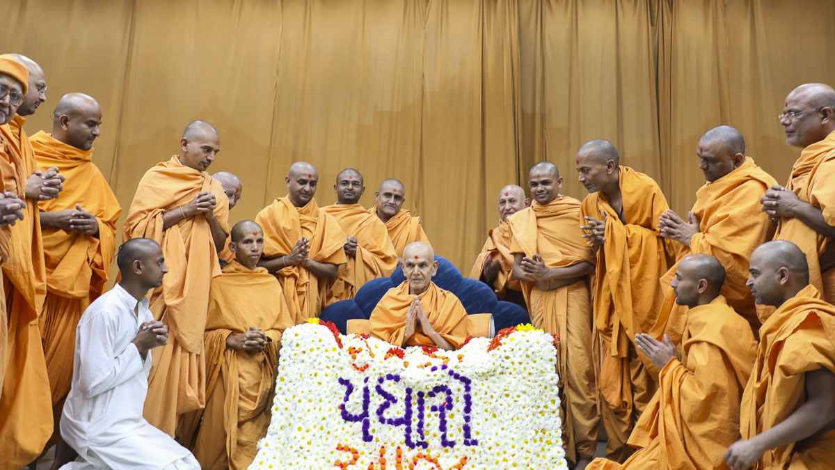 Sadhus honor Param Pujya Mahant Swami Maharaj with a shawl, 12 Feb 2017