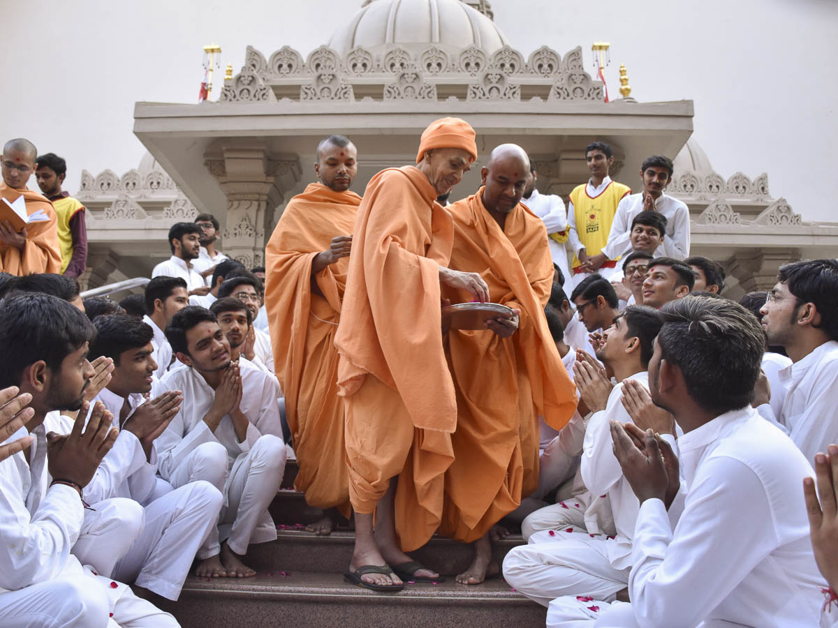 Param Pujya Mahant Swami blesses youths, 13 Feb 2017