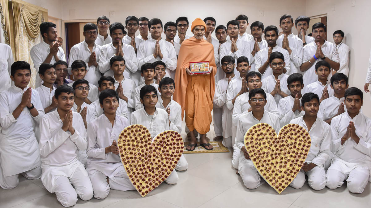Param Pujya Mahant Swami Maharaj with students of the chhatralaya, 13 Feb 2017