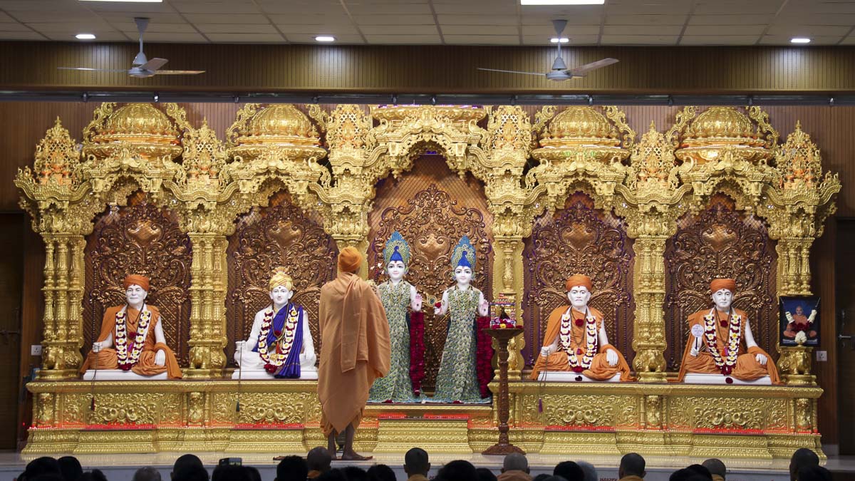 Param Pujya Mahant Swami Maharaj performs shangar arti, 14 Feb 2017