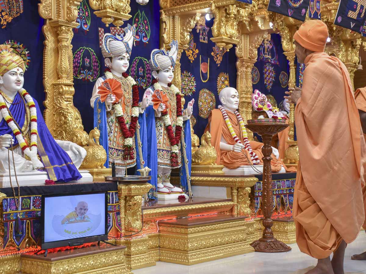 Param Pujya Mahant Swami Maharaj engrossed in darshan of Thakorji, 15 Feb 2017