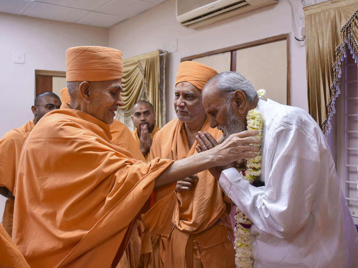 Param Pujya Mahant Swami Maharaj blesses Shri C.L. Patel (Chairman, Charutar Vidya Mandal), 15 Feb 2017