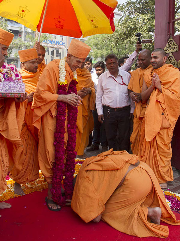 Param Pujya Mahant Swami Maharaj arrives at BAPS Shri Swaminarayan Mandir, Ahmedabad, 15 Feb 2017