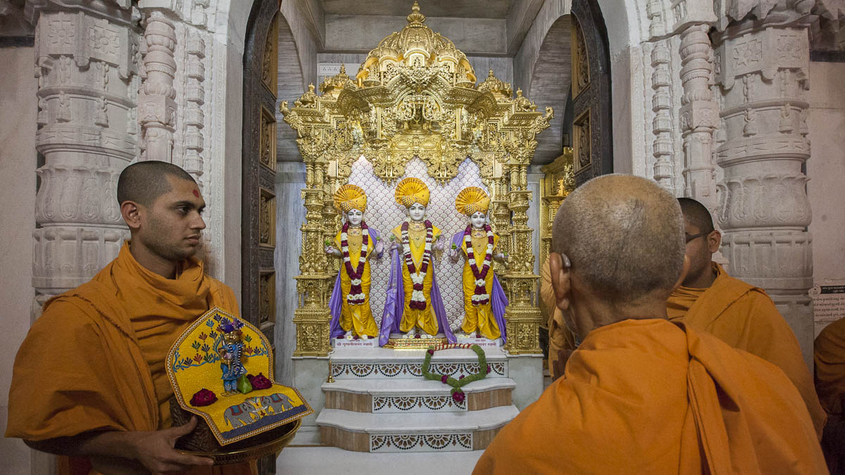 Param Pujya Mahant Swami Maharaj engrossed in darshan of Thakorji, 15 Feb 2017