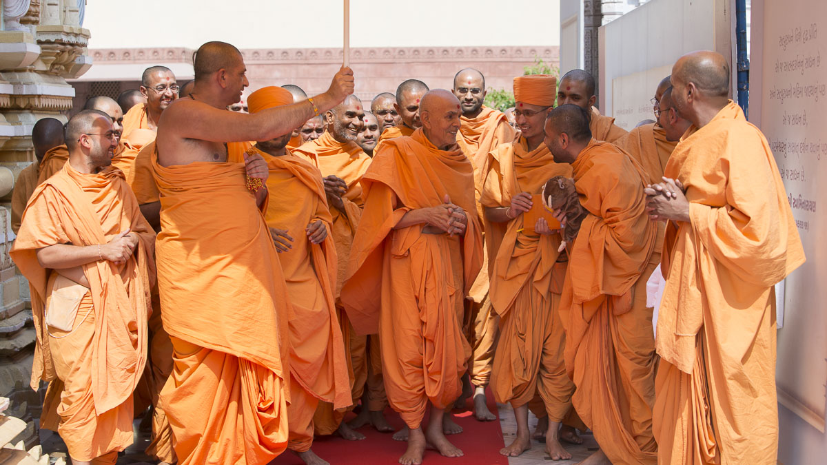 Param Pujya Mahant Swami Maharaj converses with sadhus in the mandir pradakshina, 15 Feb 2017