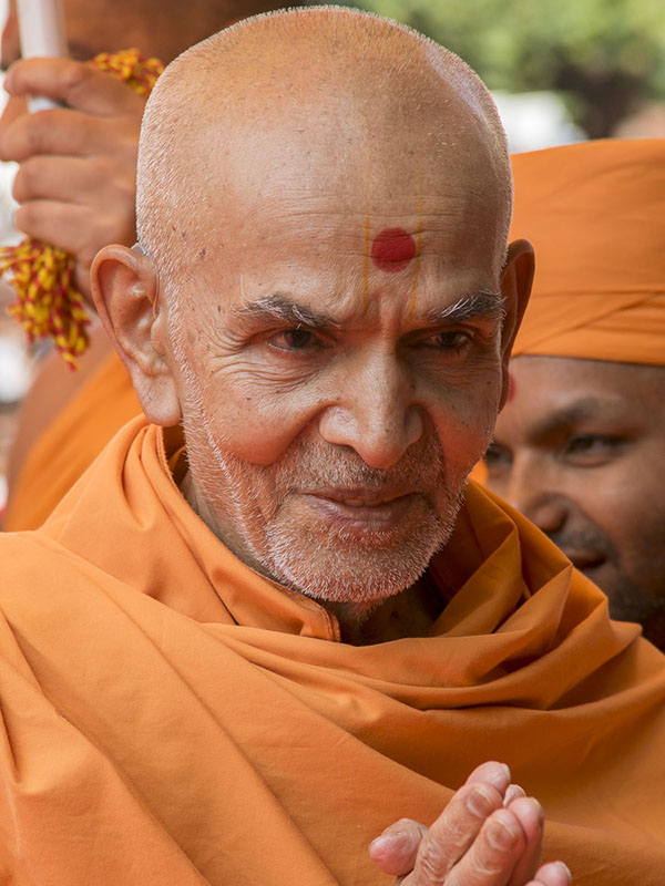 Param Pujya Mahant Swami Maharaj in a divine mood, 15 Feb 2017