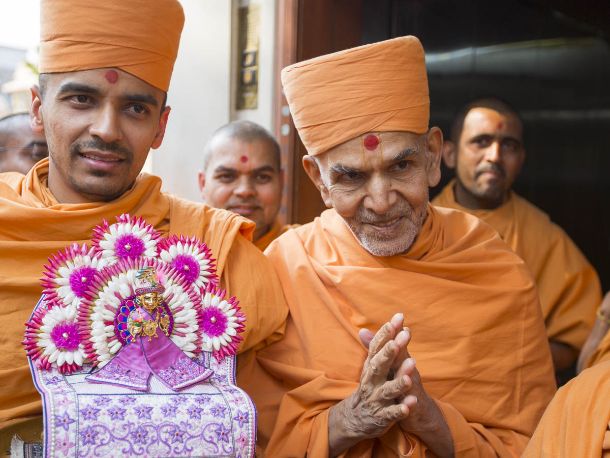 Param Pujya Mahant Swami Maharaj departs from Ahmedabad, 15 Feb 2017
