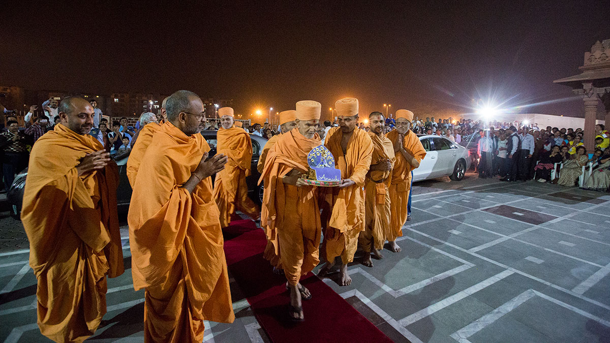 Param Pujya Mahant Swami Maharaj arrives at BAPS Shri Swaminarayan Mandir, Delhi, 20 Feb 2017