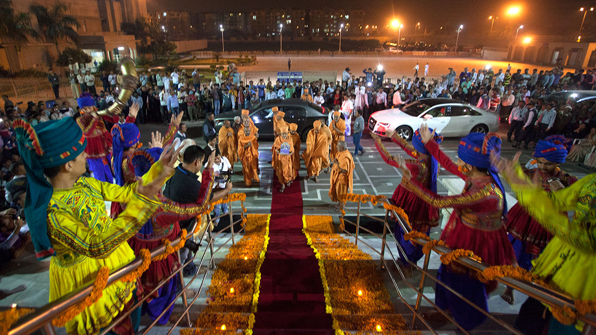 Youths welcome Param Pujya Mahant Swami Maharaj, 20 Feb 2017