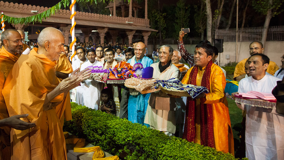Param Pujya Mahant Swami Maharaj blesses devotees, 20 Feb 2017