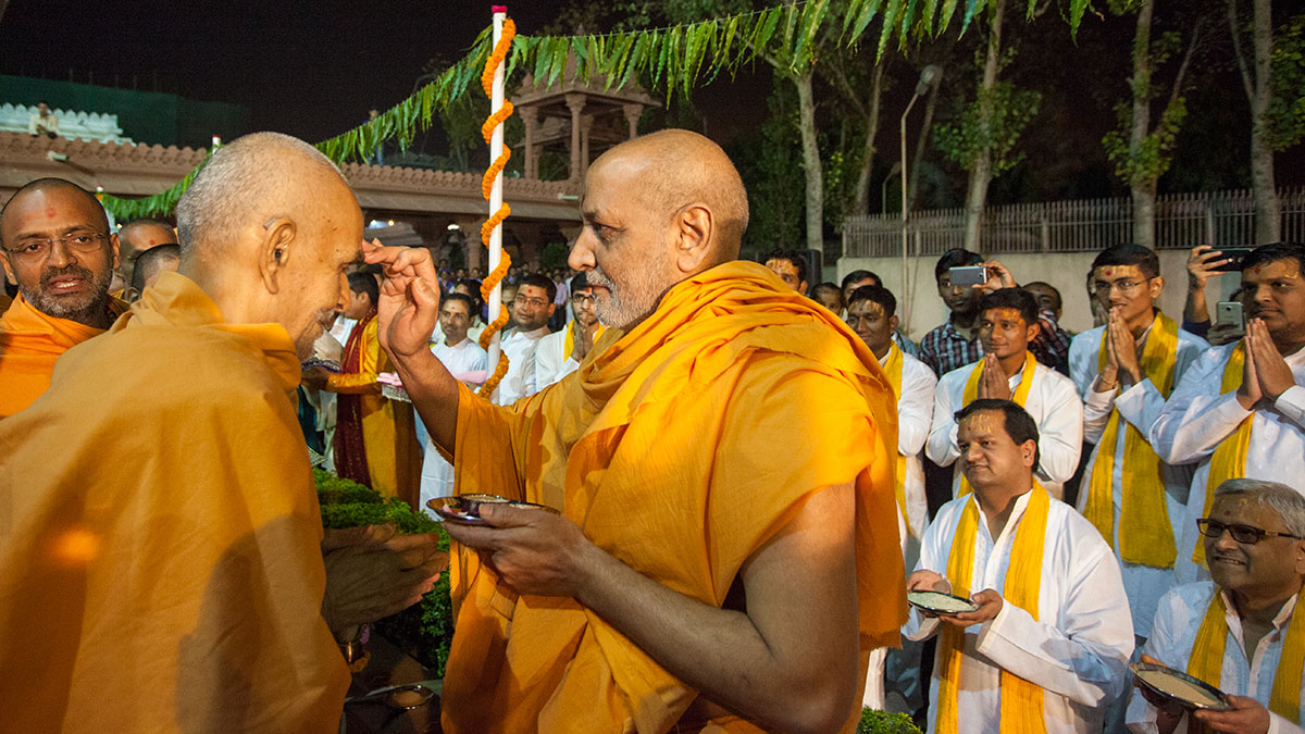 Dharmavatsal Swami applies chandlo to Param Pujya Mahant Swami Maharaj, 20 Feb 2017