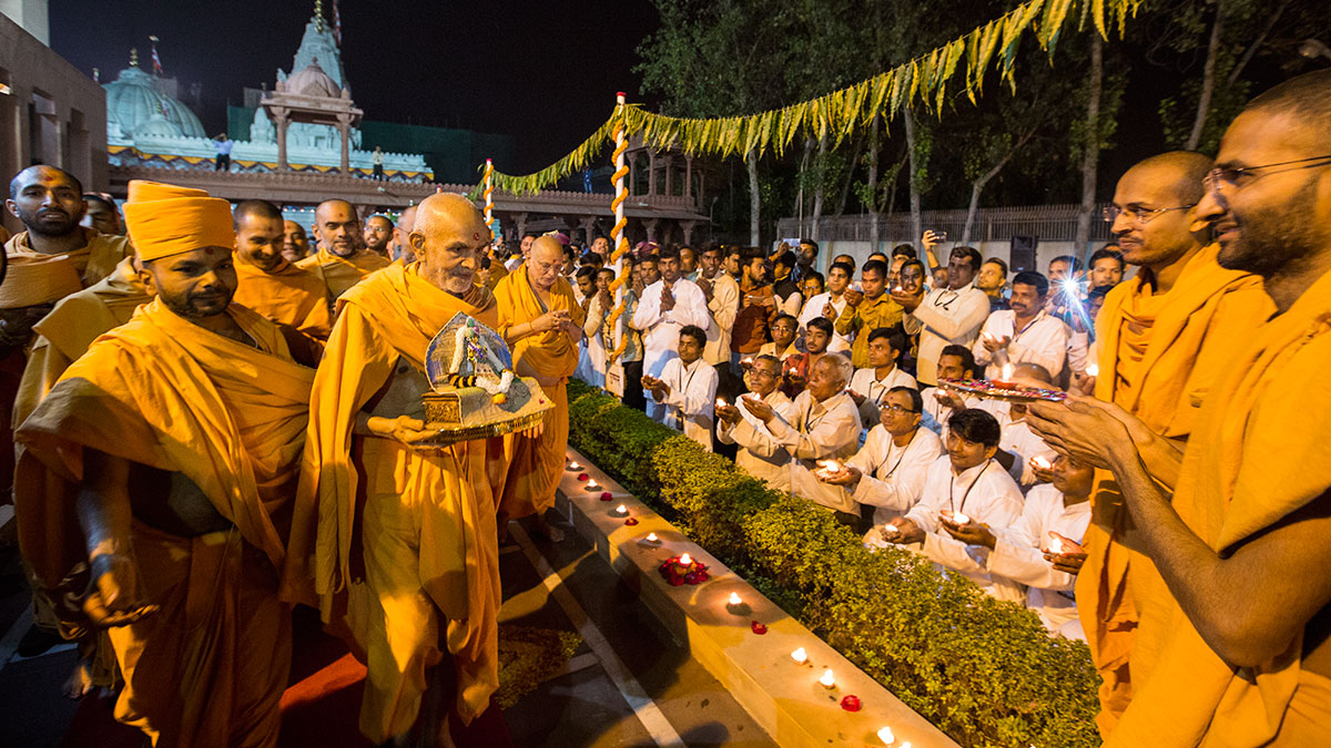 Sadhus and devotees perform arti in front of Thakorji, 20 Feb 2017