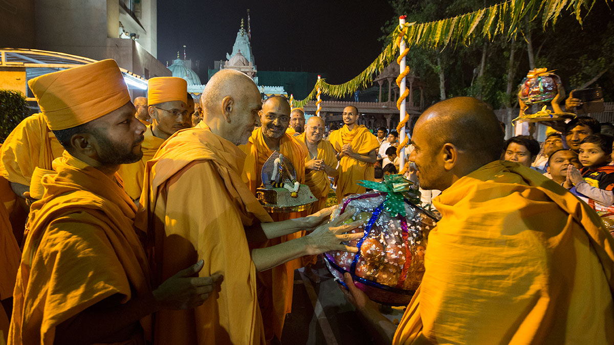 Param Pujya Mahant Swami Maharaj sanctifies fruits, 20 Feb 2017