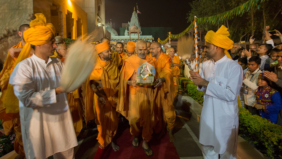 Param Pujya Mahant Swami Maharaj with Shri Harikrishna Maharaj, 20 Feb 2017