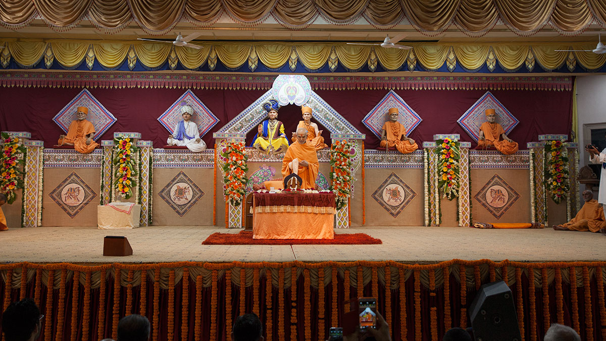 Param Pujya Mahant Swami Maharaj performs his morning puja, 21 Feb 2017