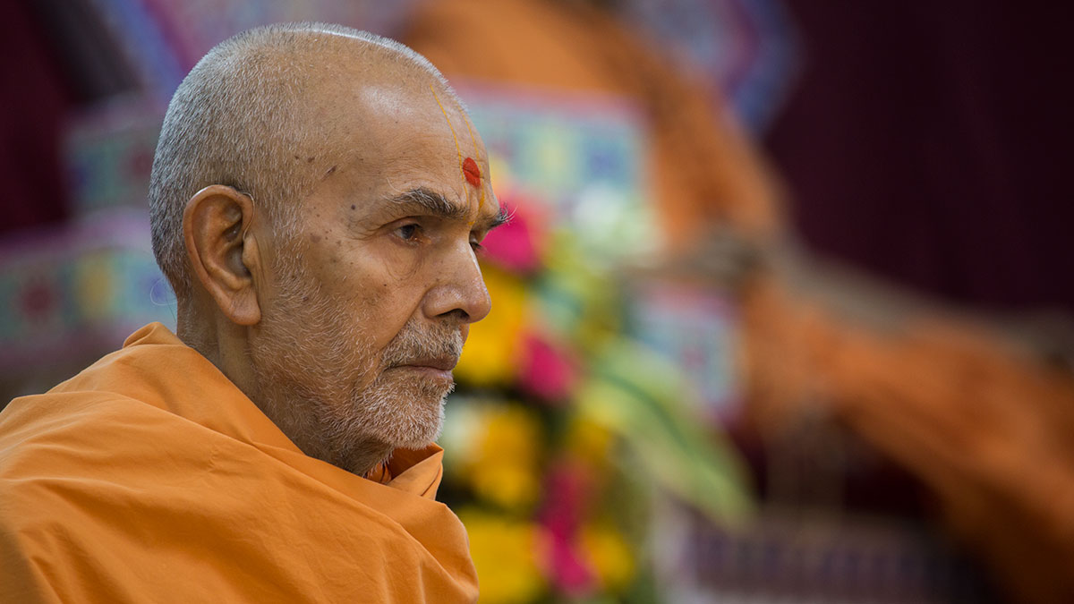 Param Pujya Mahant Swami Maharaj performs his morning puja, 21 Feb 2017