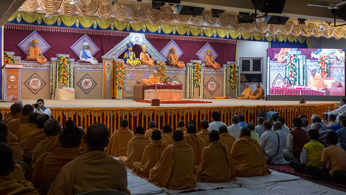 Sadhus and devotees doing Param Pujya Mahant Swami's puja darshan, 21 Feb 2017