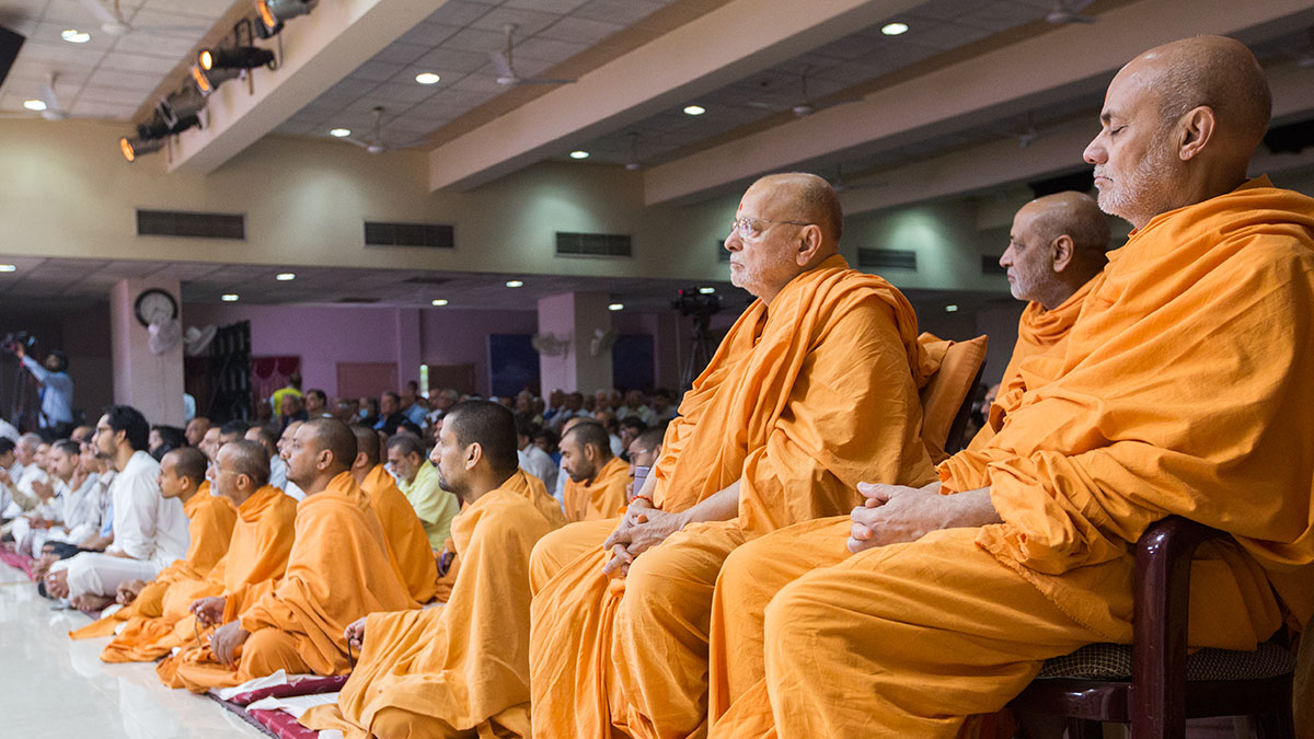 Pujya Ishwarcharan Swami, Pujya Viveksagar Swami and sadhus doing Param Pujya Mahant Swami's morning puja darshan, 21 Feb 2017