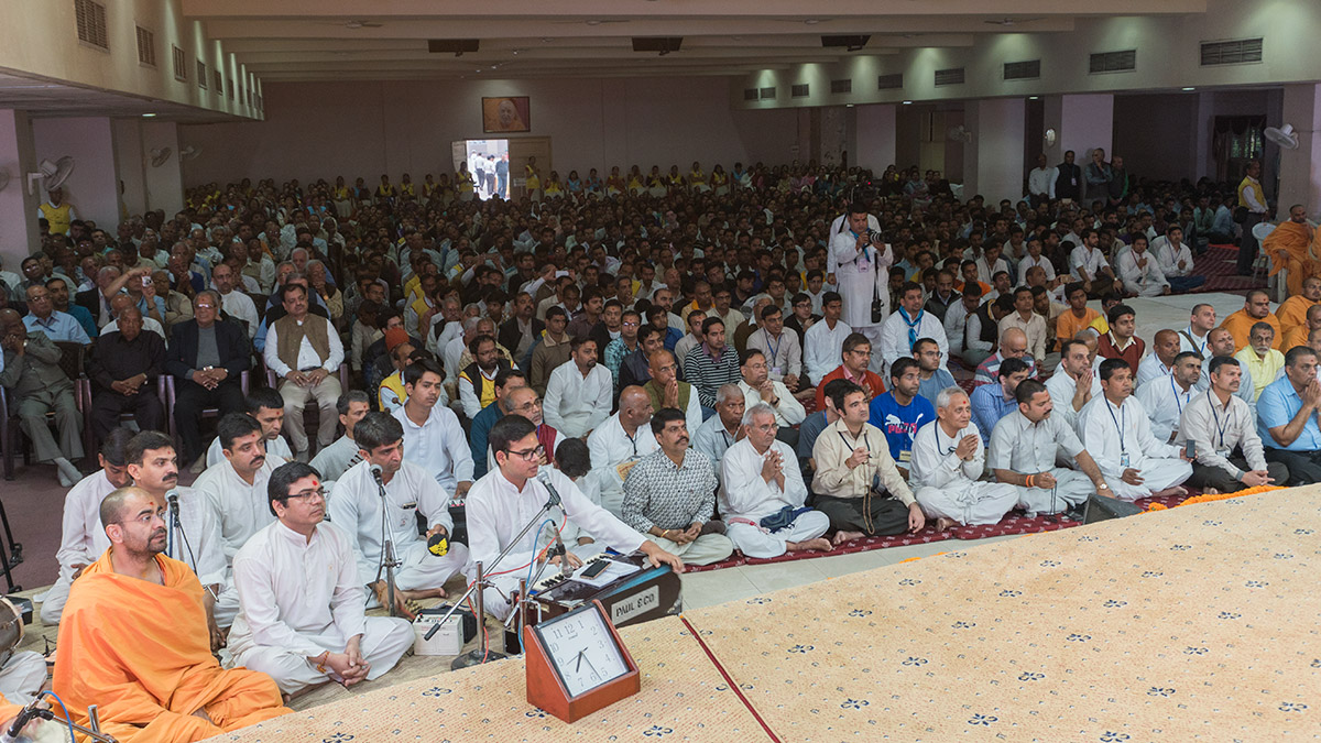 Devotees during the evening satsang assembly, 21 Feb 2017