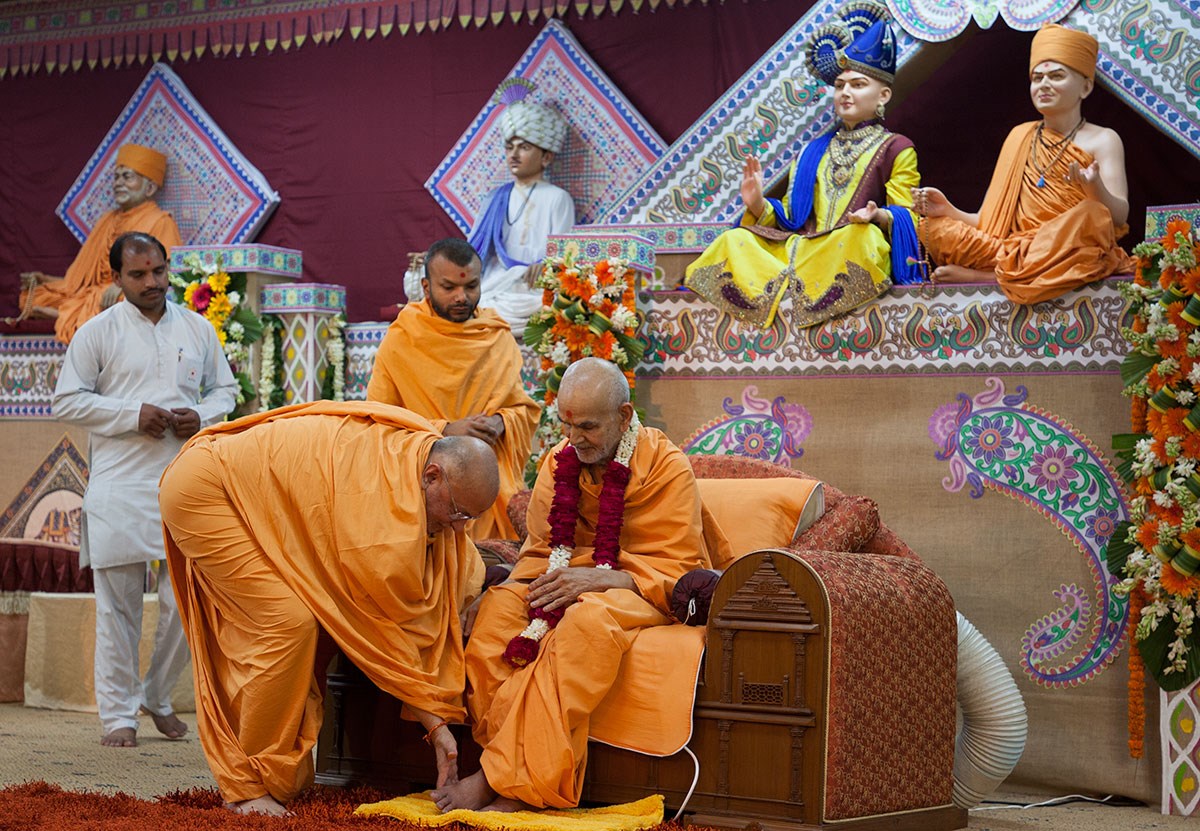 Pujya Ishwarcharan Swami honors Param Pujya Mahant Swami Maharaj with a garland, 21 Feb 2017