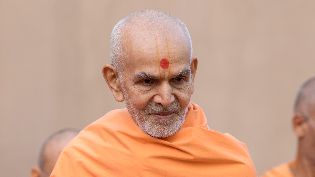 Param Pujya Mahant Swami Maharaj blesses volunteers, 21 Feb 2017