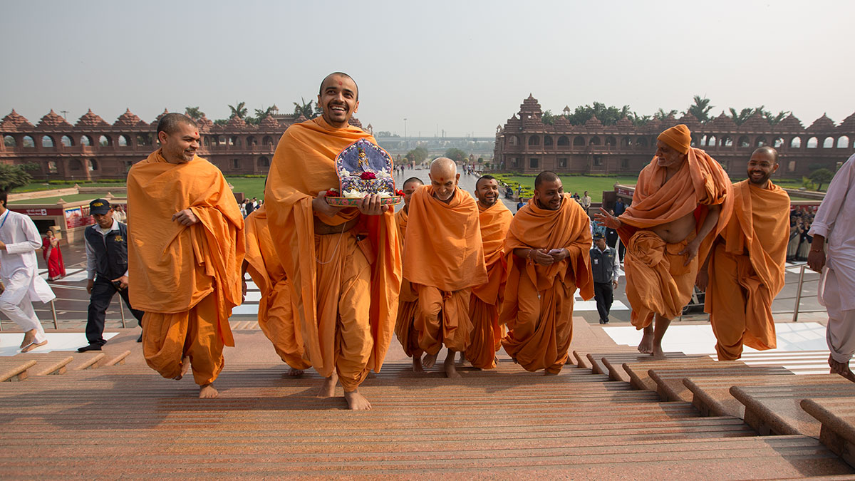 Param Pujya Mahant Swami Maharaj arrives at Akshardham Mandir for darshan, 21 Feb 2017