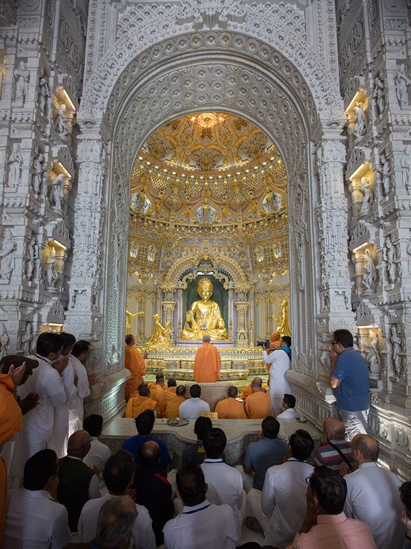 Param Pujya Mahant Swami Maharaj engrossed in darshan of Thakorji, 21 Feb 2017