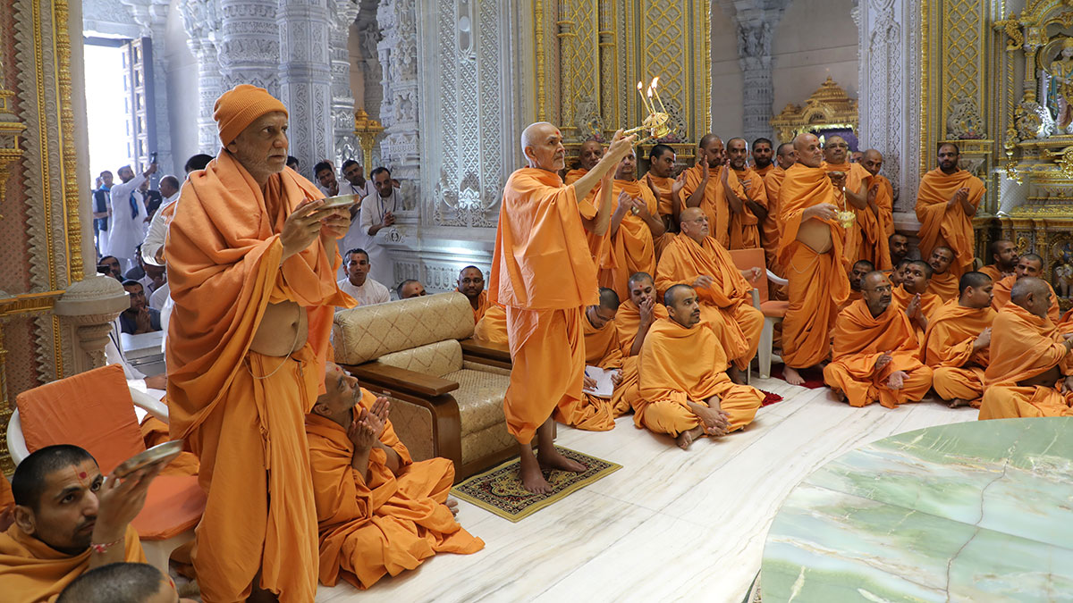 Param Pujya Mahant Swami Maharaj performs arti of Thakorji, 21 Feb 2017