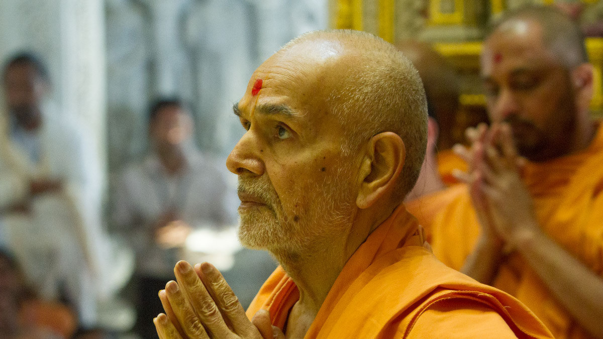 Param Pujya Mahant Swami Maharaj engrossed in darshan of Thakorji, 21 Feb 2017