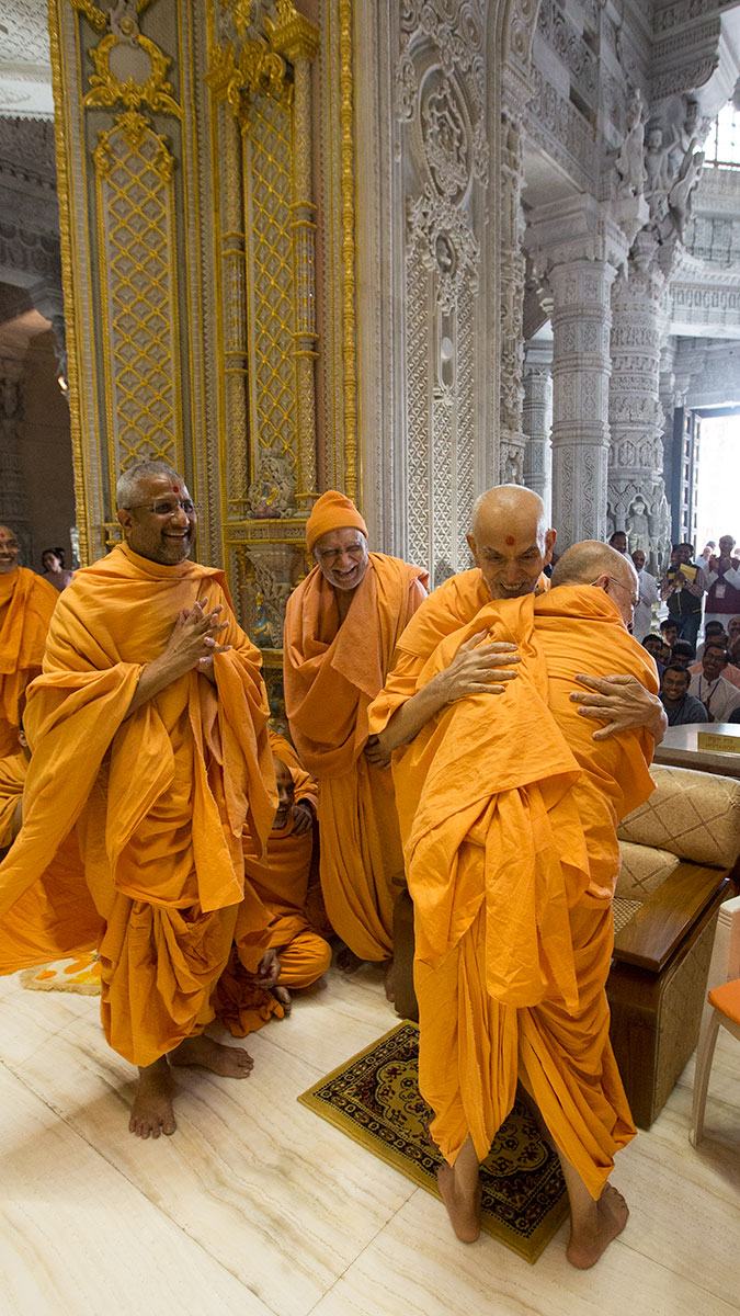 Param Pujya Mahant Swami Maharaj blesses Pujya Ishwarcharan Swami, 21 Feb 2017