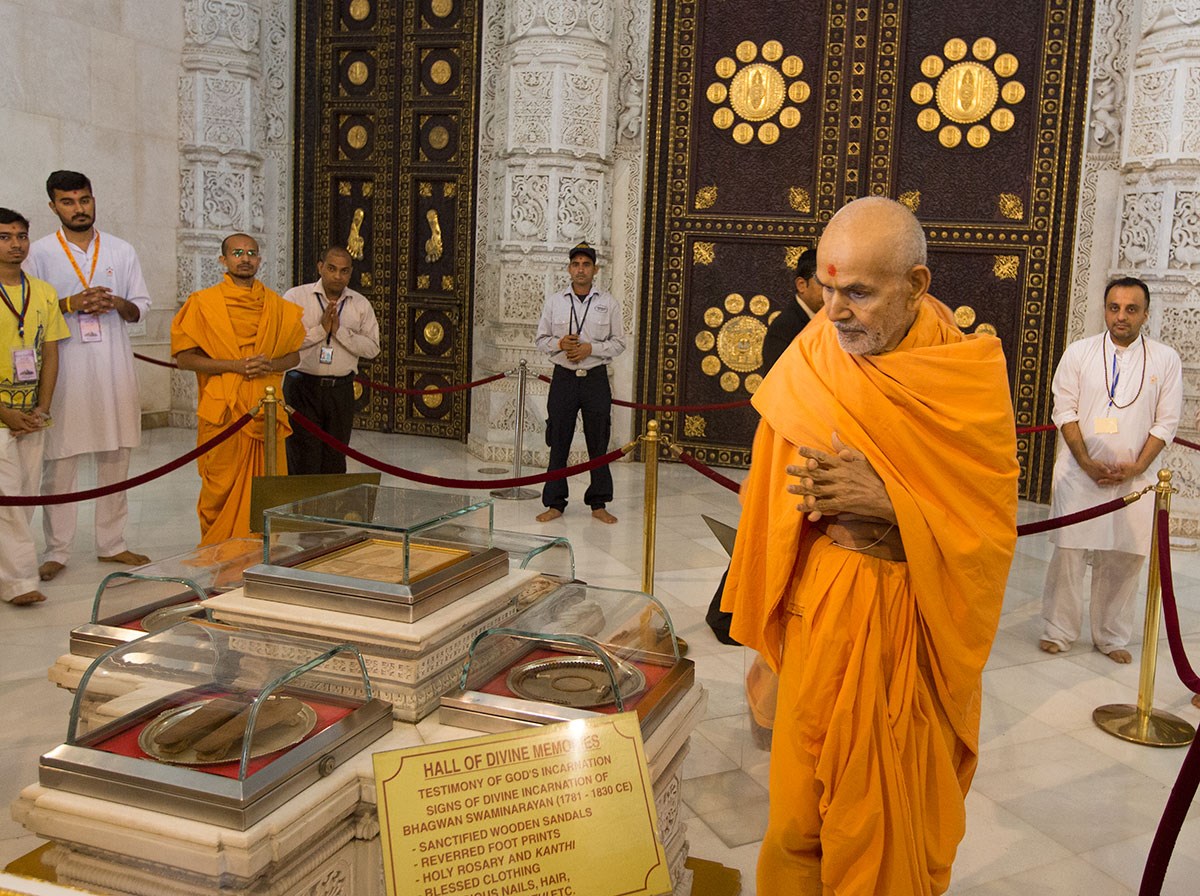 Param Pujya Mahant Swami Maharaj doing darshan of holy relics of Bhagwan Swaminarayan, 21 Feb 2017