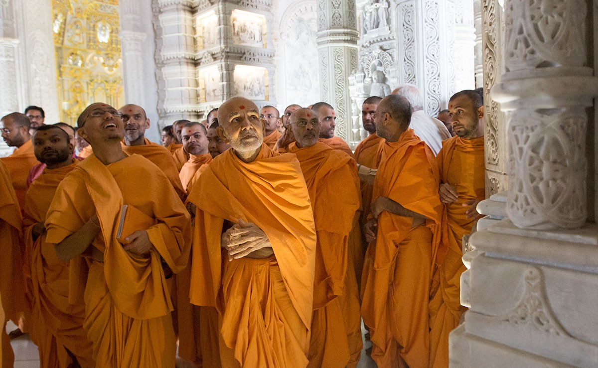 Param Pujya Mahant Swami Maharaj observes the mandir carvings, 21 Feb 2017