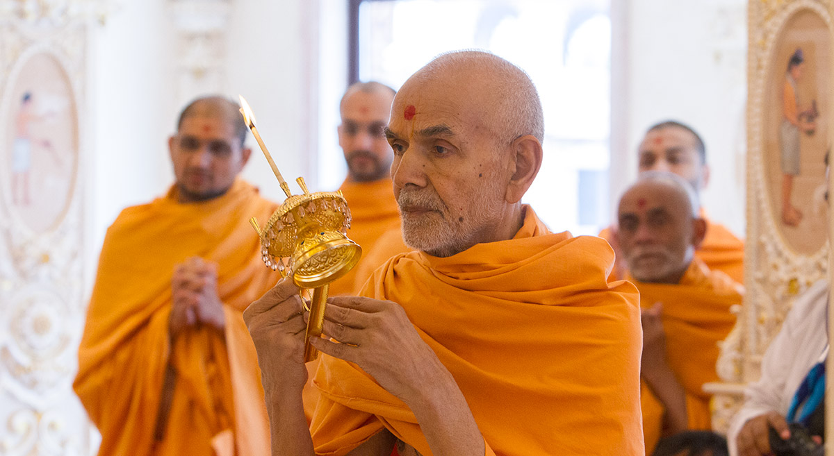 Param Pujya Mahant Swami Maharaj performs arti of Shri Nilkanth Varni, 21 Feb 2017