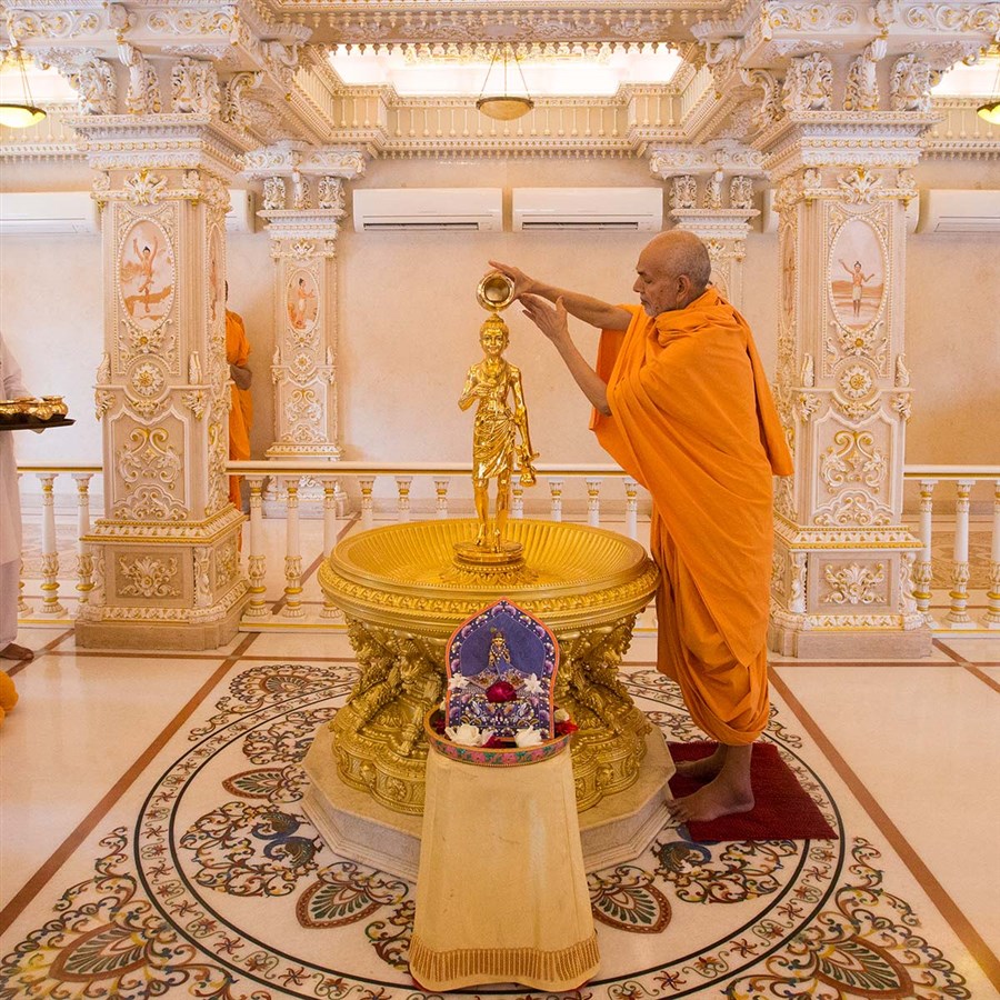 Param Pujya Mahant Swami Maharaj performs abhishek of Shri Nilkanth Varni, 21 Feb 2017
