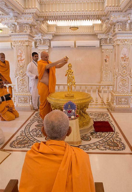 Pujya Viveksagar Swami performs abhishek of Shri Nilkanth Varni, 21 Feb 2017