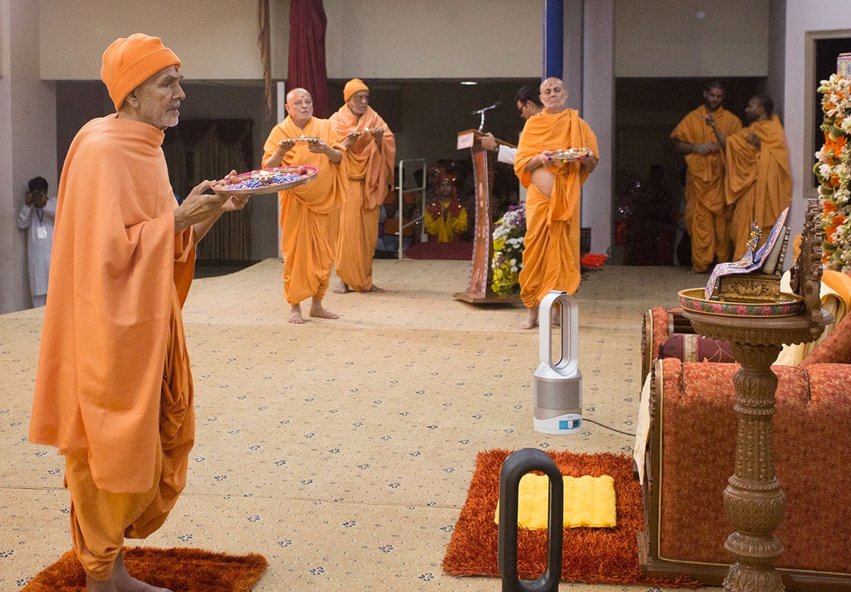 Param Pujya Mahant Swami Maharaj and senior sadhus perform evening arti, 21 Feb 2017