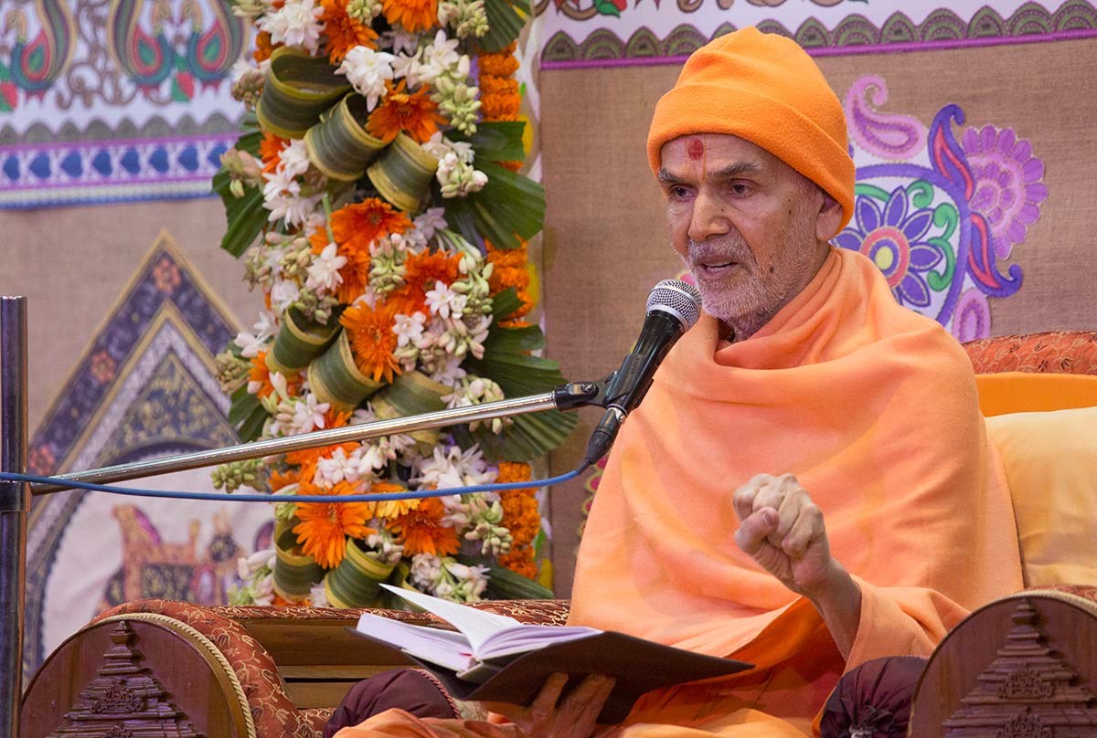Param Pujya Mahant Swami Maharaj blesses the assembly, 21 Feb 2017